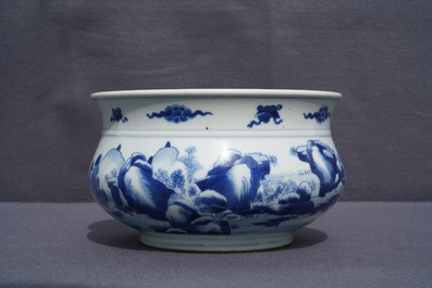 Un br&ucirc;le-parfum en porcelaine de Chine bleu et blanc &agrave; d&eacute;cor de figures dans un paysage, Kangxi